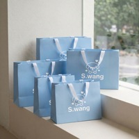Petite quantité minimale de commande : 100 pièces. Logo personnalisé accepté. Sacs en papier cosmétiques bleu clair personnalisés pour emballages cadeaux.