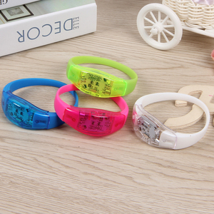 Recuerdo de Fiesta con Logotipo Personalizado, Pulsera de Silicona LED Activada por Sonido, Pulsera LED Activada por Movimiento para Conciertos - Product Image 2