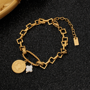 Bracelet vintage en acier inoxydable plaqué or 18 carats avec breloques géométriques, coquillages sculptés, trèfles et médailles pour femme - Product Image 2