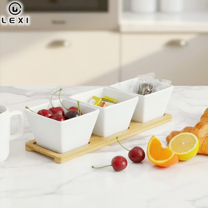 Ensemble de 3 bols carrés en céramique de luxe pour sauces et condiments avec base en bambou, style nordique, plateau de service divisé pour noix et fruits - Product Image 1