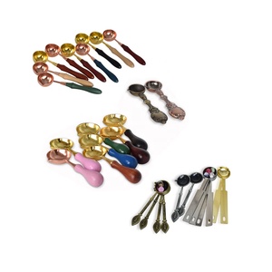 In primo piano in metallo manico in legno piccolo grande sigillo di cera timbro cucchiaio per fusione a cera muti colori - Product Image 1