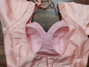 Blusa Corta de Manga Larga de Seda Dupion y Algodón de Primera Calidad con Estampado Floral Rosa para un Look Étnico con Saree - Product Image 2