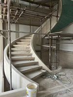 Escalier en colimaçon circulaire moderne de luxe en marbre pour villas et projets hôteliers, solution avec service d'installation sur site