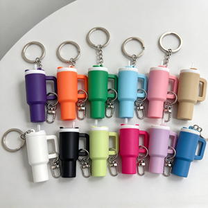 Porte-clés mini tasse coloré avec logo personnalisé, breloque porte-clés mignonne en forme de bouteille pour souvenirs de fête et cadeaux d'affaires - Product Image 4