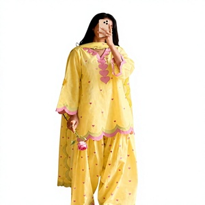 Conjunto de Kurta Tradicional Indio-Pakistaní Amarillo para Mujer con Bordado de Corazón Rosa, Largo hasta el Suelo, Corte Holgado, Ropa Casual - Product Image 1