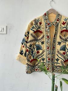 Veste à broderie Suzani faite à la main, manteau en coton matelassé Boho, vêtements d'extérieur brodés floraux, veste de mode ethnique pour femmes - Product Image 4
