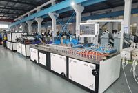 Ligne de production d'extrusion plastique pour panneaux de plafond PVC WPC, panneaux muraux cannelés et panneaux à estampage à chaud pour une décoration intérieure unique
