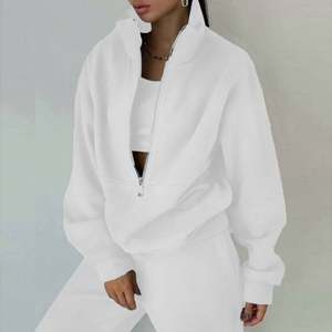 Ensemble de survêtement de sport pour femme imprimé en gros I-0639, ensemble de survêtement décontracté à manches longues, haut court à capuche, pantalon de survêtement, logo avant, vêtements de sport - Product Image 3