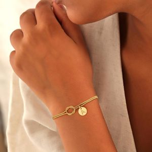 14K Vergulde Liefde Knoop 26 Letters Koperen Vergulde Eerste Armband Gepersonaliseerde Paar Sieraden Cadeau Voor Vrouwen Bruidsmeisjes - Product Image 1