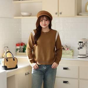 Suéter de punto grueso con bloques de color para mujer de Suzhou, negro y caqui, de algodón, talla grande, tipo jersey para capas, con etiqueta - Product Image 2