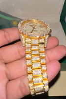 Montre de luxe entièrement sertie de diamants Moissanite avec finition brillante et bracelet en acier inoxydable durable pour hommes et femmes