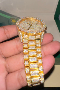 Montre de luxe entièrement sertie de diamants Moissanite avec finition brillante et bracelet en acier inoxydable durable pour hommes et femmes - Product Image 2