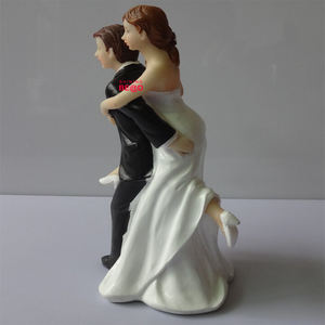 Romantische Hochzeitstortenfigur: Bräutigam auf der Braut sitzend, Hochzeitsdekoration, Paar-Favorit, Harz-Puppe, Jubiläumsgeschenk - Product Image 5