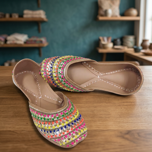 Chaussures décontractées pour femmes en cuir BS INTERNATIONAL, design indien traditionnel fantaisie, décoration en cristal, couleur et taille personnalisables, fermeture à scratch - Product Image 1