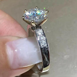 Anello di Fidanzamento Classico da Donna Q655 con Diamante Sintetico Taglio Brillante Rotondo e Pietre Laterali, Placcato in Oro 18k - Product Image 6