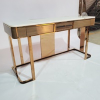 Table console minimaliste avec plateau en marbre et insert en cuir blanc, finition brillante, pieds en acier inoxydable, mobilier de salle à manger d'hôtel
