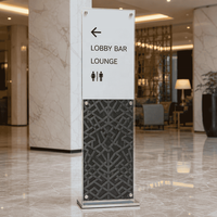 Panneau de signalisation de station-service avec logo flamme et annuaire des services pour zone de service routière