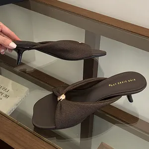 Chaussures de soirée élégantes à talons bas pour femme, confortables et respirantes, en tissu avec perles métalliques, bout carré, motif uni, pour l'été - Product Image 1
