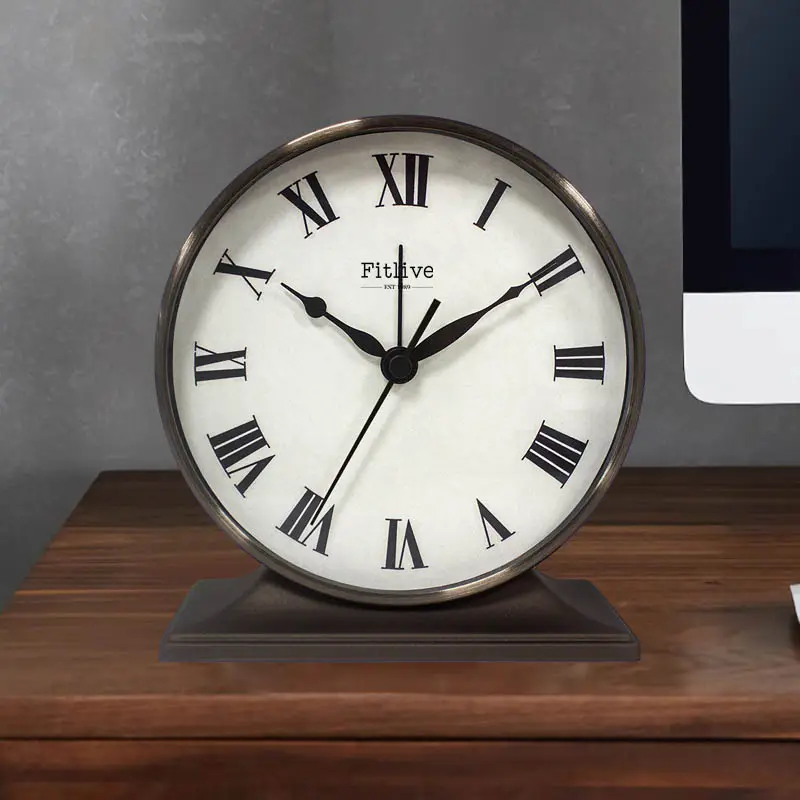 Moderno orologio geometrico in alluminio circolare da tavolo con ago da tavolo da scrivania al quarzo sveglia da camera da letto orologio da tavolo
