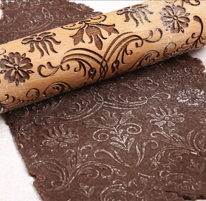 Rouleau à pâtisserie personnalisé en bambou écologique avec impression rétro gaufrée de Noël pour la pâtisserie et les outils de cuisine - Product Image 3