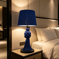 Lampe de table en corde tressée artistique unique d'inspiration vintage avec un accent décoratif en pompon pour la décoration intérieure