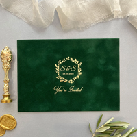 Enveloppes en velours colorées personnalisées avec monogramme doré pressé sur suède et papier doublé pour invitations de mariage et de fête