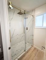 Porte de douche coulissante moderne avec système de fermeture douce, porte de salle de bain en verre sans cadre