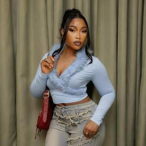 Top Personalizado 2026 para Mujer, Manga Larga, Cuello de Piel Sintética, Cuello en V, Sexy, para Club, Suave, para Todas las Temporadas, con Ribete de Piel Sintética - Product Image 2