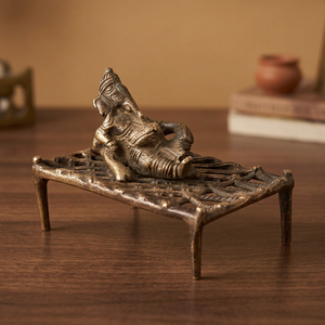 Estatua Decorativa Tradicional de Latón con Diseño de Lord Ganesh en Charpai, Decoración para el Hogar, Regalo para Diwali, Hecha a Mano, 12 cm de Largo, SNE-952 - Product Image 3