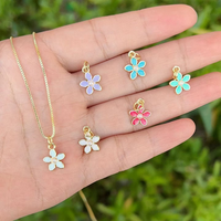 CH-LAP2067 Mini pendentif fleur émaillée en cuivre plaqué or, composant de collier DIY avec petite incrustation de perles, vente en gros