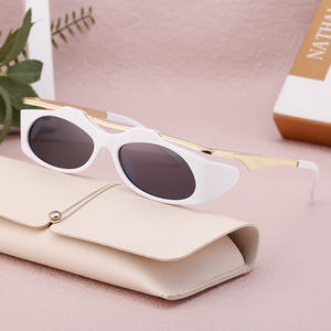 Lunettes de soleil pour femmes de style européen et américain sur mesure, monture noire, verres en PC, protection UV400, design tendance Instagram - Product Image 2