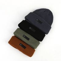 Vente en gros de bonnets d'hiver en tricot doux et chauds pour hommes et femmes, avec logo brodé en patch tissé, personnalisés