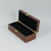 Boîte de rangement en bois avec placage foncé, doublure en velours noir, charnière et loquet en métal doré pour collection et emballage de cadeaux de luxe