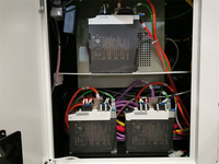 Machine de découpe laser à fibre de petit format entièrement fermée pour la découpe CNC de métaux (acier inoxydable, laiton, or, argent, aluminium)