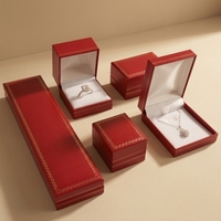 Boîte d'emballage de bijoux en plastique de couleur rouge de luxe avec logo personnalisé pour bague, collier, bracelet, bague, ensemble de bijoux