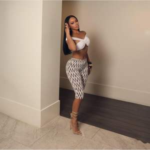 ชุดเซ็ต 2 ชิ้นสำหรับผู้หญิง รุ่นคัสตอม 2026 เสื้อครอปเปิดไหล่และกางเกงขายาวทรงคาปรี สไตล์ Y2K สำหรับงานปาร์ตี้และคลับแวร์ ฤดูใบไม้ผลิและฤดูร้อน เนื้อผ้าระบายอากาศได้ดี - Product Image 2