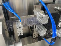 Machine de fabrication, de remplissage et de scellage entièrement automatique d'ampoules en plastique pour sirop liquide et pesticides de 10 ml et 20 ml