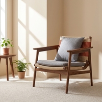 Massivholz-Akzentsessel mit Farbblock-Design, Gewebter Rückenlehne und Leinenkissen im Mid-Century-Stil für Wohnzimmer und Villa