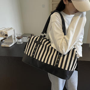 Sac fourre-tout de voyage en toile à rayures pour femmes Sac de voyage à bandoulière de grande capacité Sac de sport de nuit avec poignée en cuir - Product Image 3