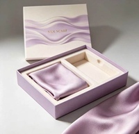 Boîte cadeau de luxe rigide pour foulard en soie avec logo personnalisé, boîte d'emballage avec couvercle et base avec insert en mousse pour l'emballage des foulards