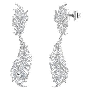 أقراط متدلية بتصميم ريشة طاووس مثلجة vs1 أقراط متدلية من الريش الفضي أقراط مويسانيتي - Product Image 4