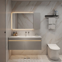 Meuble-lavabo minimaliste pour salle de bain avec miroir LED à lumière douce, fond en carreaux de marbre assorti, et grand espace de rangement sous l'évier