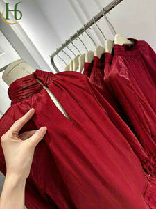 Robe de soirée rouge à col montant, à volants, style poupée, avec short, en polyester léger, usine de vêtements OEM Vietnam - Product Image 6