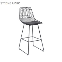 Tabouret de bar extérieur commercial en fer blanc avec dossier en treillis métallique sans accoudoirs, tabouret de bar industriel en treillis métallique avec coussin