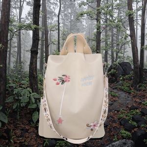 Mochila femenina de cuero reciclado con estampado animal personalizado, modelo convertible en colores vibrantes, ideal para viajes. - Product Image 2