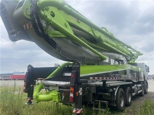 Camion pompe à béton Zoomlion ZLJ5440THBBE remis à neuf, flèche de 56 m, débit de 180 m³/h, prêt pour les projets de construction en hauteur - Product Image 2