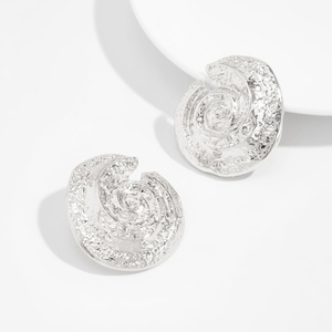 ต่างหูโลหะทรงเกลียวแบบวินเทจ พื้นผิวไม่เรียบ สำหรับผู้หญิง สไตล์คลาสสิก เหมาะสำหรับใส่ทุกวัน เครื่องประดับแฟชั่น - Product Image 6