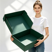 Boîte d'emballage cadeau pour vêtements en carton ondulé noir grand format, écologique, réutilisable, imperméable, rembourrée d'éponge, avec logo personnalisé et finition UV mate, vente en gros