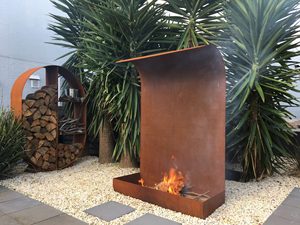 Cheminée extérieure en acier corten avec rangement pour bois - Product Image 1