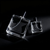 Flacon de parfum carré en verre de luxe 50ml 100ml avec pompe pulvérisatrice, capuchon noir, sérigraphie, diffuseur à bâtonnets, couleur personnalisée